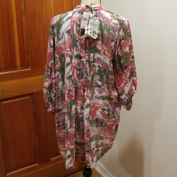 Blue Velvet shear floral pattern top - Picture 4 of 5